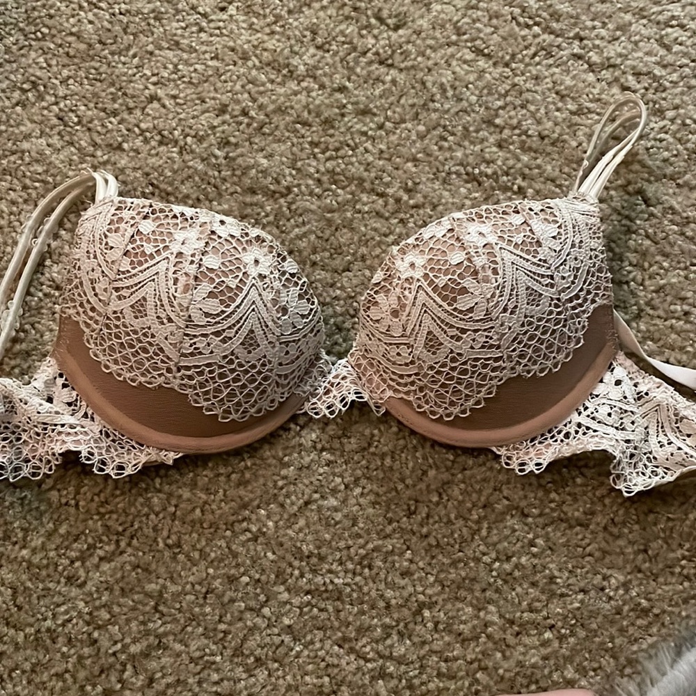 Victoria’s Secret lace 32b bra